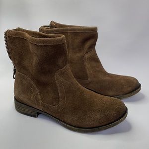 Me Too woman’s suede brown ankle boots size 6.5